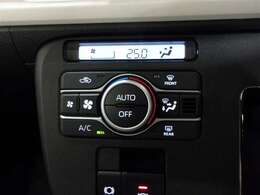 オートエアコンです。車内を設定温度に保ち、快適空間をキープします。