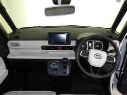 シンプルな運転席周りですね。乗っていて落ち着けるデザインです。運転視界も広々！