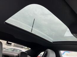 ●パノラマサンルーフ『高級車の代名詞サンルーフ。室内が開放感ある空間となりお子様にも人気の装備となっております。』
