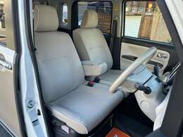 運転席側の写真です。運転席側面、シートの状態をご確認下さい。