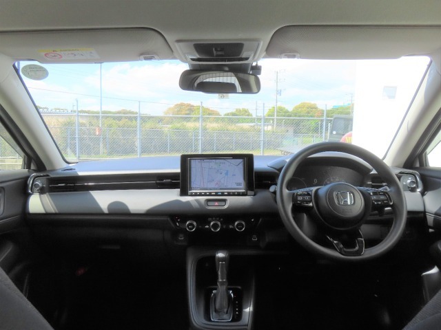 【インパネ周り】広々とした視界性の良い運転席です。ゆったりとした快適な乗り心地で運転できます。ブラック基調で美しく、シンプルで整理されたインテリアデザインに仕立てました。