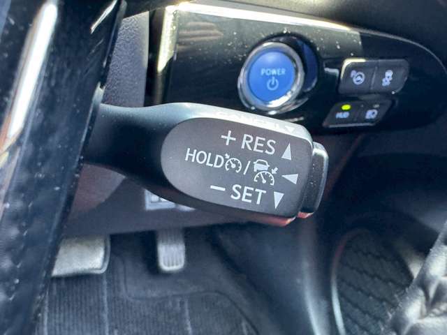 【レーダークルーズコントロール】装備車両です。レーダーやカメラを使って前を走るクルマの状況を検知して速度を調整してくれます。遠距離ドライブの高速道路などでは大活躍で疲労軽減に役立ちます。