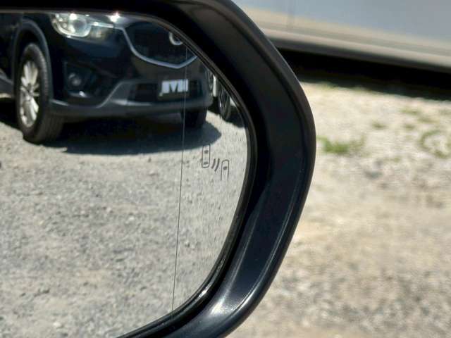 【ブラインドスポットモニター（BSM）】車線変更時に車両後方から来る車両を検知し安全をサポートする装置です。