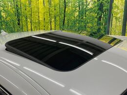 【サンルーフ】開放感たっぷりの希少装備、サンルーフが装着されています！車内に明かりを取り入れたり景色を楽しむ以外にも、車内の空気も簡単に換気できて快適です！