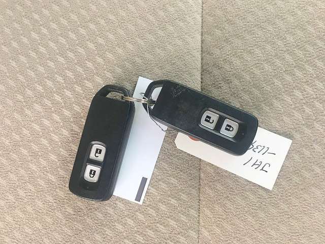 スマートキー付きです！鍵を出さず、ポケットやかばんの中に入れたままでも解錠できます！かなり便利な装備です！一度使えばクセになります！