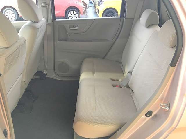 ゆったり座れるリアシート！足元スペースも広々としていて、乗り心地も良いです！シートの座り心地も良くてくつろげますよ♪