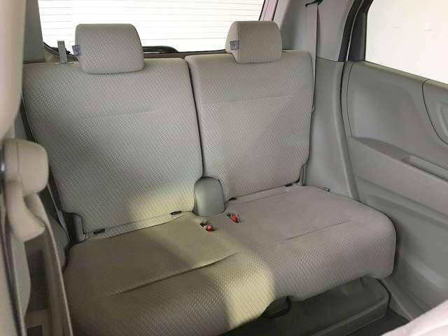 ゆったり座れるリアシート！足元スペースも広々としていて、乗り心地も良いです！シートの座り心地も良くてくつろげますよ♪