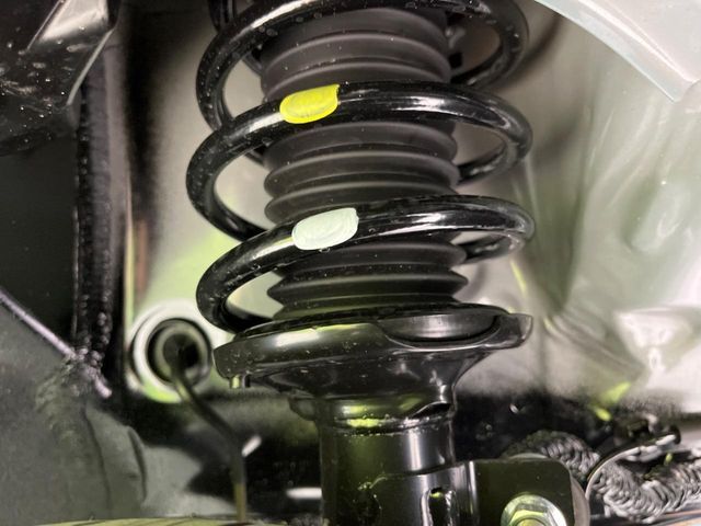 お車を安心してお乗りいただく為には、足回りの定期点検が欠かせません。サービスサポート（有償保証）では無料点検もご提供しており、安心のカーライフをお過ごしいただけるサポート体制が整っています。