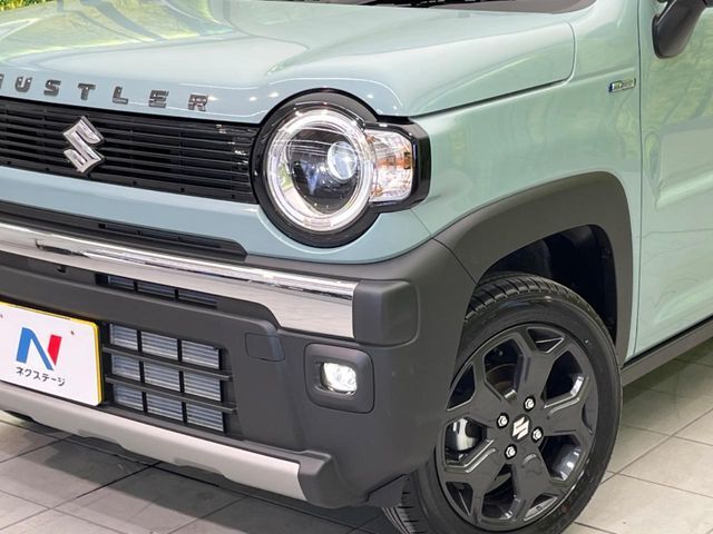 【LEDヘッドライト】悪天候や夜間走行時も良好な視界を確保し安心して運転できる高輝度LEDヘッドライトを装備！点灯速度が早く、消費電力も抑えられています。