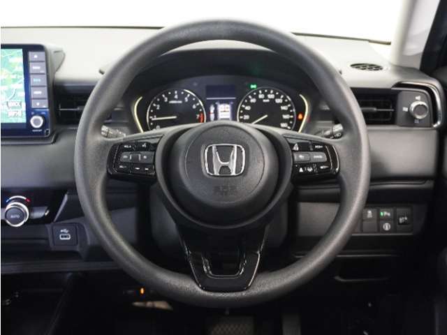 【Honda SENSING】 カメラ等装置で精度の高い検知能力を発揮、安全運転を支援します。ステアリング上のコントローラーに注目！