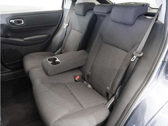 家族やご友人とBBQに行くとき、楽しさは道中の車内から始まっています！このベンチシートに座って、みんなで和気あいあい盛り上がりましょう！