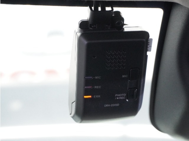 ◆ドライブレコーダー◆映像・音声などを記録する自動車用の装置です。　もしもの事故の際の記録はもちろん、旅行の際の思い出としてドライブの映像を楽しむことができます。