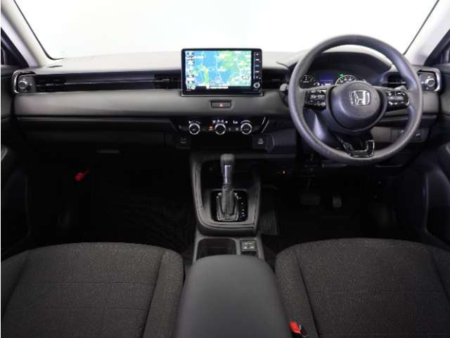視界広々で運転しやすくロングドライブでも疲れを感じさせないすっきりとまとまったインパネ周りです。
