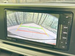 【バックカメラ】駐車時に後方がリアルタイム映像で確認できます。大型商業施設や立体駐車場での駐車時や、夜間のバック時に大活躍！運転スキルに関わらず、今や必須となった装備のひとつです！