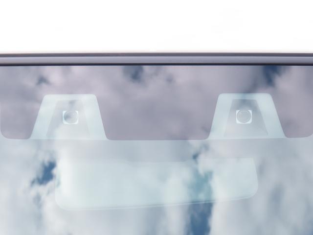 【デュアルカメラブレーキサポート】フロントガラス上部に設置された2つのカメラで前方の車両や人物を検知し、衝突を回避できないと判断した場合に衝突被害軽減ブレーキが作動。衝突を回避または軽減します☆