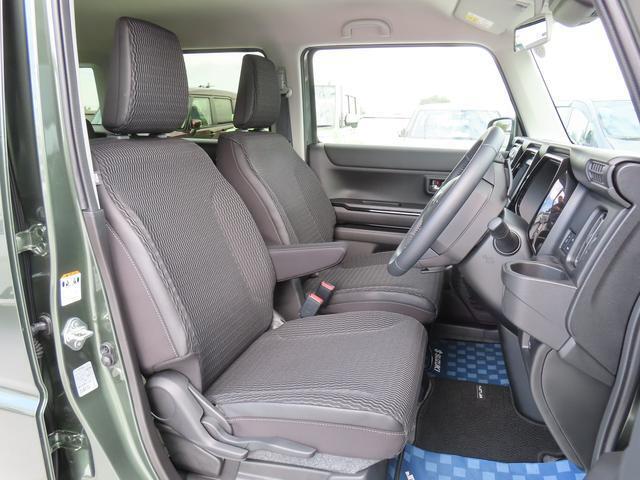【フロントシート】インパネにシフトが付いているので足元広々！運転席から助手席の移動も楽々♪どちらからでも乗り降り出来るので、狭い場所の乗り降りも楽ちんですよ♪