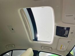 【サンルーフ】開放感たっぷりの希少装備、サンルーフが装着されています！車内に明かりを取り入れたり景色を楽しむ以外にも、車内の空気も簡単に換気できて快適です！