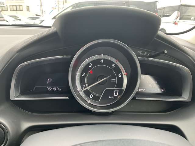 視認性の高いメーターで運転情報を的確に把握できます