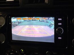 【バックカメラ】駐車時に後方がリアルタイム映像で確認できます。大型商業施設や立体駐車場での駐車時や、夜間のバック時に大活躍！運転スキルに関わらず、今や必須となった装備のひとつです！