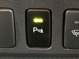 【クリアランスソナー】バンパーに付いたセンサーが障害物を検知！一定の距離に近づくとアラートで教えてくれます♪狭い駐車スペースや車庫入れ時も安心ですね☆