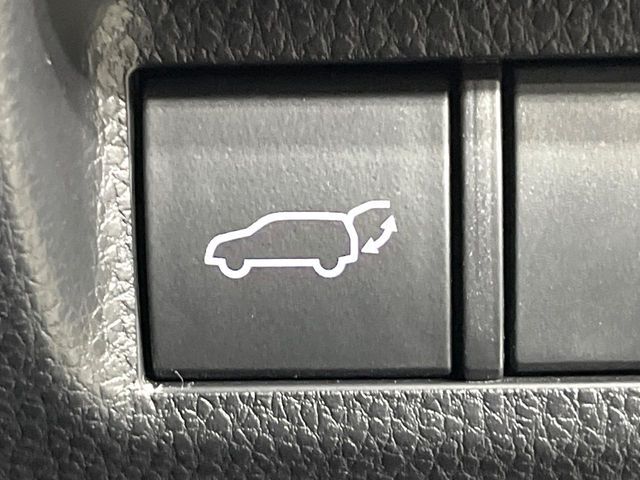【パワーバックドア】スマートキーや運転席のボタンを押すだけでリアゲートが自動で開閉します！荷物を持っている時や、高い位置にあるバックドアを閉める際に便利な機能です♪