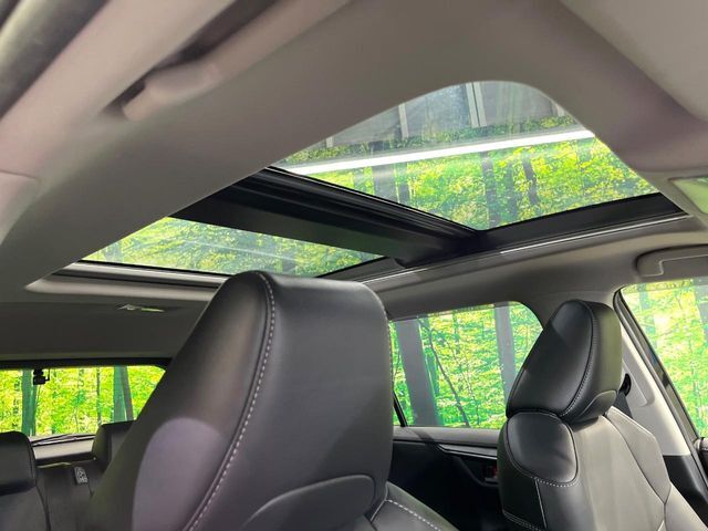 【パノラマルーフ】大型のガラスルーフ搭載で車内の解放感が一気にアップ！開放的なドライブをお楽しみいただけます。