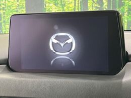 【マツダコネクトナビ】車内の雰囲気にマッチした一体型タイプのナビ。各種車輌設定やBluetooth再生等、様々な機能が楽しめます。直感的なダイヤル操作が可能で、使い勝手も良好です。