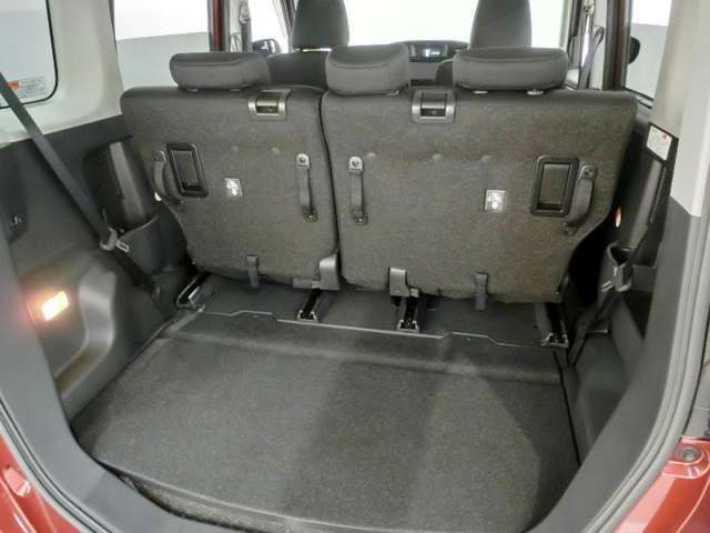 リアシートの後ろに荷物が載せられます。