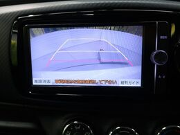 【バックカメラ】駐車時に後方がリアルタイム映像で確認できます。大型商業施設や立体駐車場での駐車時や、夜間のバック時に大活躍！運転スキルに関わらず、今や必須となった装備のひとつです！