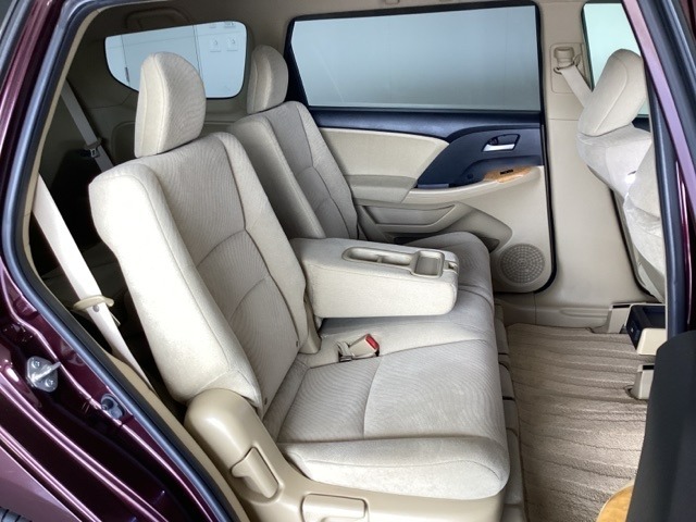 2列目シートは背もたれの角度調節ができるベンチシートになっております。長距離運転になってもゆったりとできるように、カップホルダー付きアームレストがついてます。