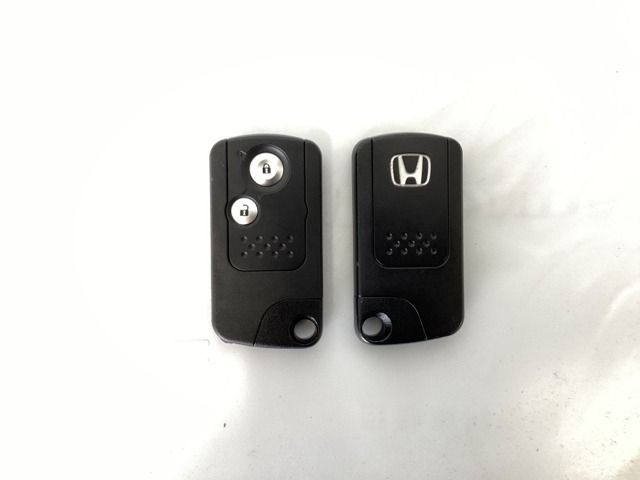 スマートキーを装備しています。鍵を差し込むことなくドアロックの開け閉めができます。スペアキーも同じものを用意しております。