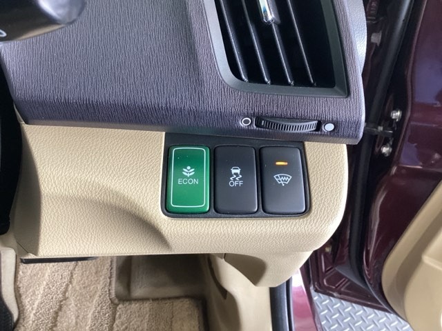 VSA装備車です。VSAはドライバーの操作と車の動きを見守っています。もし車の挙動が乱れたとき、4輪別々にブレーキをかけたり、エンジンパワーをしぼることによって車を安定させます。