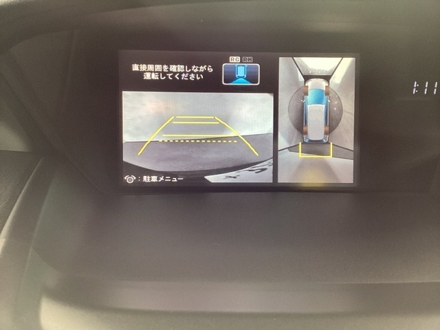 マルチビューカメラシステム搭載車です。お車の周囲を全方位でカバーします。後方・前方・両脇と、コンディションが悪い視界でもカラーモニターに映し出した映像がドライバーをサポートします。