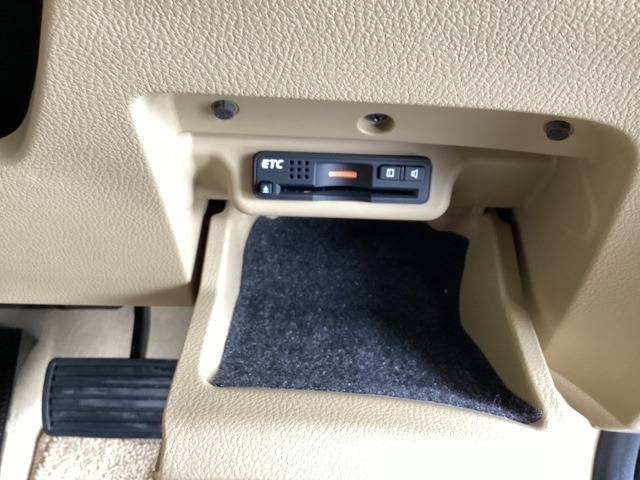 コインBOX内のカードの取り出しもしやすい場所にETCがついています。高速道路の料金所の通過もラクラクです！。