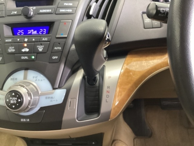 CVT車のセレクトレバーです。低速から高速まで、変速ショックのないスムーズな走りを実現するとともに、エンジン効率のよい領域を維持することで燃費にも貢献します。
