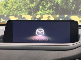【10.25インチマツダコネクト】車内の雰囲気にマッチした大型ディスプレイ。スマホ接続でのナビ使用やBluetooth再生等、様々な機能が楽しめます。直感的なダイヤル操作が可能で、使い勝手も良好です。