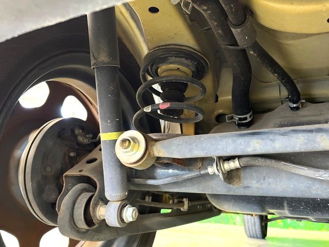 お車を安心してお乗りいただく為には、足回りの定期点検が欠かせません。サービスサポート（有償保証）では無料点検もご提供しており、安心のカーライフをお過ごしいただけるサポート体制が整っています。