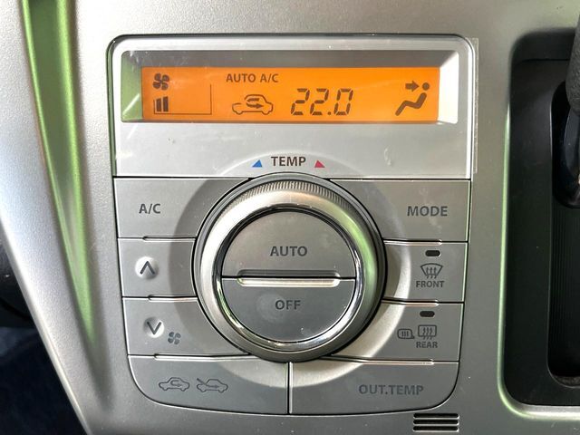 【オートエアコン】一度お好みの温度に設定すれば、車内の温度を検知し風量や温度を自動で調整。暑い…寒い…と何度もスイッチ操作をする必要はありません。快適な車内空間には必須の機能ですね♪