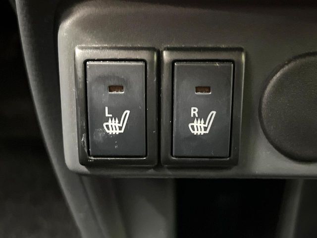 【シートヒーター】寒い日に重宝するシートヒーター！エアコンより早く温まってくれるので寒がりの人も安心ですね♪エアコンの温風は乾燥するから苦手、という方にもをおすすめです。