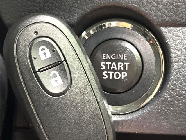 【キーレススタートシステム】カバンやポケットに入れたままでもドアの施錠・解錠が可能なスマートキーを装備。エンジンのオン・オフ時もカギを取り出す必要が無いからとっても便利です♪