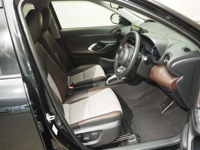 運転席のシートポジションは電動調整となっております。