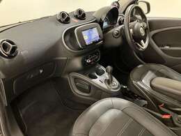 専用のコールセンターに経験豊かなオペレーターが、24時間365日待機。万一の車両トラブルなどが発生した場合、お電話一本で応急処置や車両のけん引、ドライバーや同乗者の方の移動手段手配などサポート。