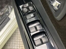 【電動格納ミラー】サイドミラーは電動格納式となっており、狭い駐車場でもキズがつくリスクを抑えられます。