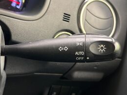 【オートライト】周りの明るさに応じて自動でヘッドライトの点灯・消灯ができる機能です！ライトの付け忘れ・消し忘れなどが無くなり、雨の日や夕方の走行も安心！トンネル通過時も便利ですね♪