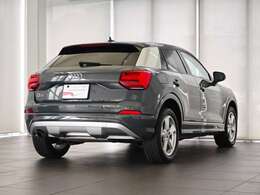 無駄な装飾を省きスッキリまとめられたテールデザインが、アウディロゴを際立たせアウディQ2を上質なコンパクトカーに仕上げています。