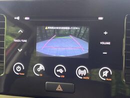 【バックカメラ】駐車時に後方がリアルタイム映像で確認できます。大型商業施設や立体駐車場での駐車時や、夜間のバック時に大活躍！運転スキルに関わらず、今や必須となった装備のひとつです！