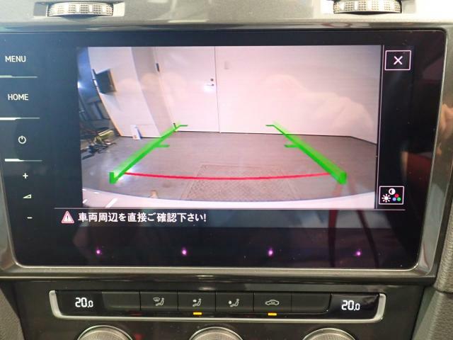 リアカメラがVWエンブレムに内蔵されています。ギアをリバースに入れると車両後方の映像が映しだされます。