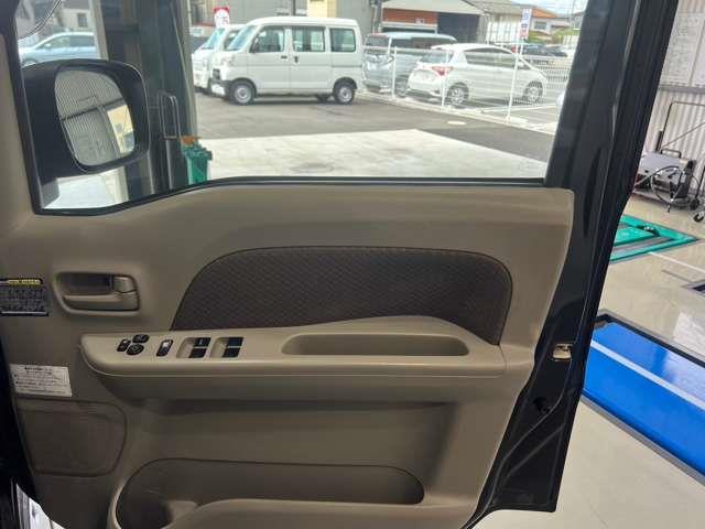 【地域最大級の在庫数】「在庫数が少なく、一度に複数台で比較できない」そんなお悩みはありませんか？専門店は、豊富な在庫をご用意！厳選した多くのお車の中から希望条件に合わせて、見て！触って！選べます！
