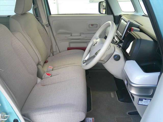 【運転席・助手席】ゆったり、ひろびろの車内スペース。一人一人の空間に余裕があります。
