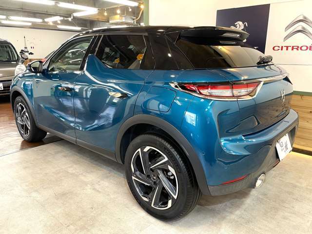 Bピラーにハッチバック車のDS3と同じくシャークフィン形状を採用することでブランドとしての連続性を表現しているそうです！